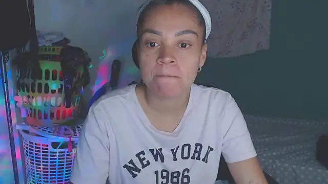 Snapshot of shayna_cute chatting on July 1, 2026, 12:22 am shayna cute online show from July 1, 2026, 12:22 am