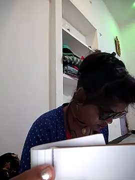 Snapshot of Simmy_hot chatting on December 17, 2025, 4:34 pm Simmy hot online show from December 17, 2025, 4:34 pm