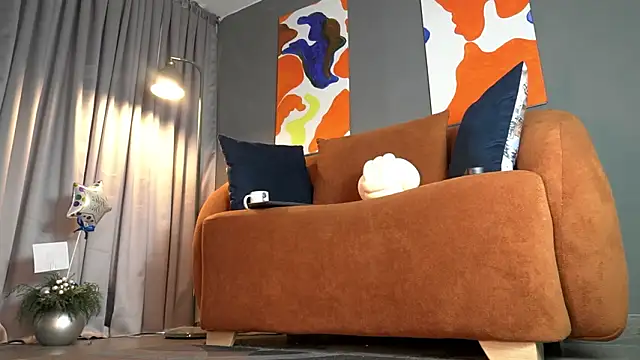 nylonisabella online show from January 14, 2026, 8:45 pm