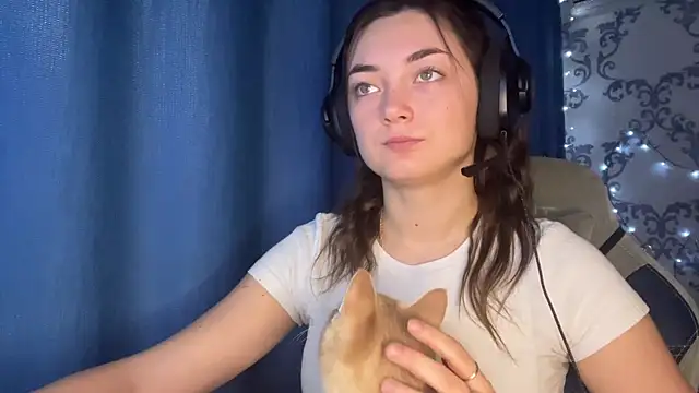 Snapshot of TwotyBright chatting on December 18, 2025, 6:07 am TwotyBright online show from December 18, 2025, 6:07 am