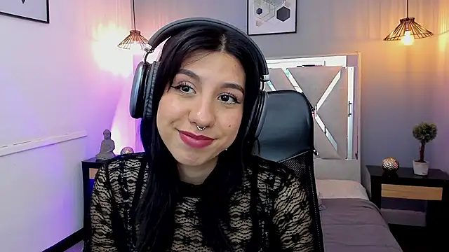 Snapshot of zoe-moreau chatting on April 13, 2026, 7:18 pm zoe-moreau online show from April 13, 2026, 7:18 pm