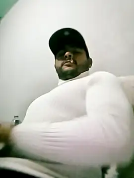 Snapshot of Yerackhip chatting on February 11, 2026, 1:05 am Yerackhip online show from February 11, 2026, 1:05 am