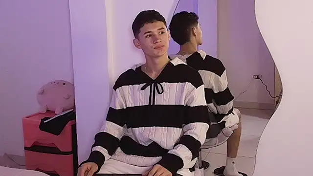 Snapshot of Eiden_Blake chatting on November 29, 2025, 11:49 pm Eiden Blake online show from November 29, 2025, 11:49 pm