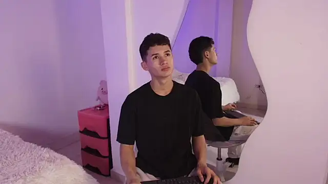 Snapshot of Eiden_Blake chatting on December 3, 2025, 11:47 pm Eiden Blake online show from December 3, 2025, 11:47 pm