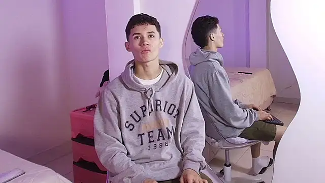 Snapshot of Eiden_Blake chatting on December 1, 2025, 11:38 pm Eiden Blake online show from December 1, 2025, 11:38 pm