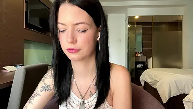 KimberlyMaring online show from November 4, 2025, 8:40 am