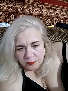 Snapshot of IZOLDA99 chatting on November 4, 2025, 7:23 am IZOLDA99 online show from November 4, 2025, 7:23 am