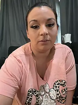 Snapshot of thickfarmtwat chatting on June 18, 2026, 4:45 pm thickfarmtwat online show from June 18, 2026, 4:45 pm