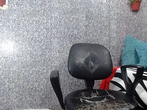 Snapshot of carelis_big_tits chatting on November 8, 2025, 6:39 am carelis big tits online show from November 8, 2025, 6:39 am