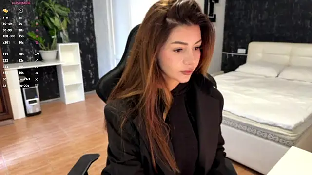 Snapshot of MishelVine chatting on November 10, 2025, 10:09 am MishelVine online show from November 10, 2025, 10:09 am