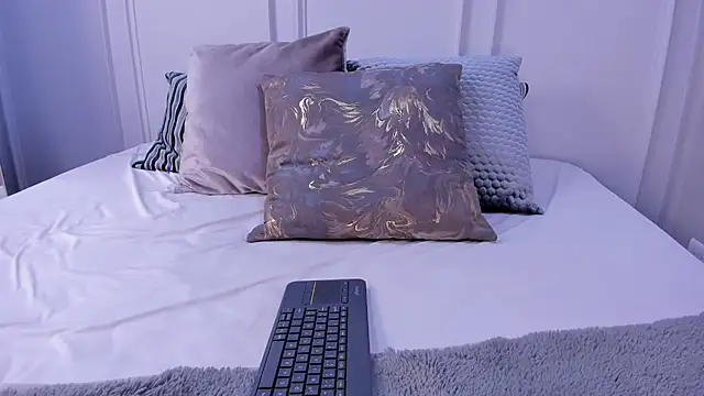 Luciajonnes online show from November 11, 2025, 1:39 pm