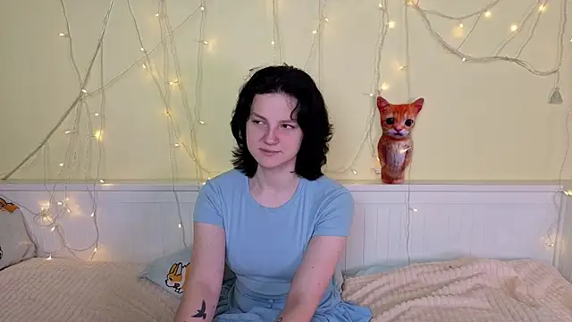 LatinaHuguenin online show from November 23, 2025, 7:07 am