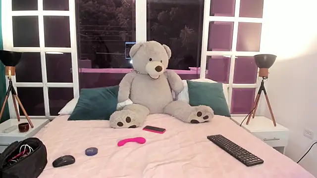 camilaass  online show from November 11, 2025, 11:38 am