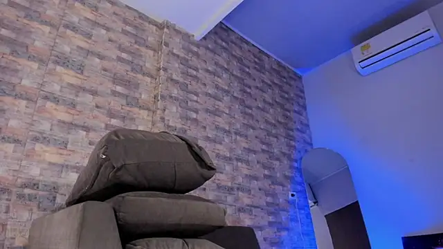 Snapshot of valen_gill chatting on March 22, 2026, 1:12 pm valen gill online show from March 22, 2026, 1:12 pm