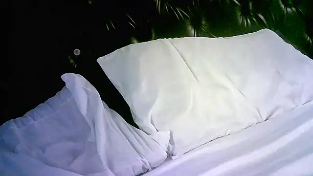 Snapshot of Zulreyna chatting on March 12, 2026, 11:09 pm Zulreyna online show from March 12, 2026, 11:09 pm