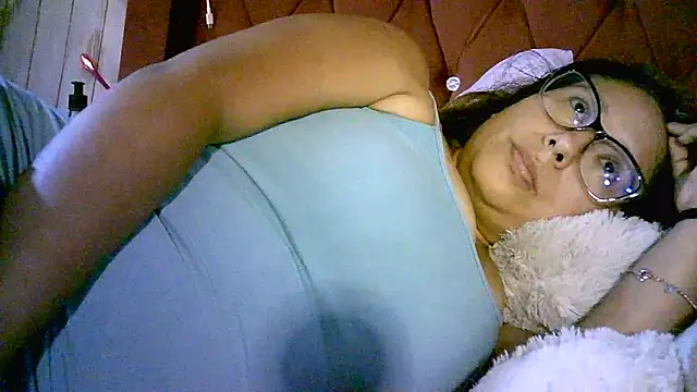 Snapshot of Zulreyna chatting on April 7, 2026, 2:35 am Zulreyna online show from April 7, 2026, 2:35 am