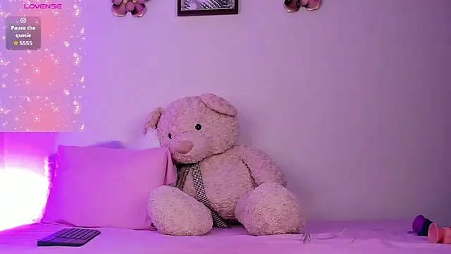 Nyra lux16 online show from December 2, 2025, 7:54 am