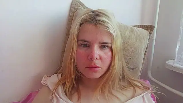 Snapshot of HornyElena chatting on April 17, 2026, 10:18 am HornyElena online show from April 17, 2026, 10:18 am