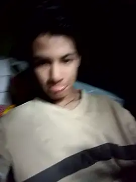 Snapshot of Luiguitw18 chatting on November 8, 2025, 6:00 pm Luiguitw18 online show from November 8, 2025, 6:00 pm