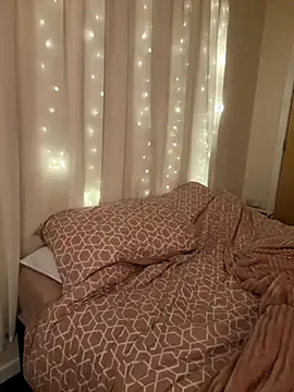 Snapshot of LillieMaee chatting on December 2, 2025, 12:55 am LillieMaee online show from December 2, 2025, 12:55 am