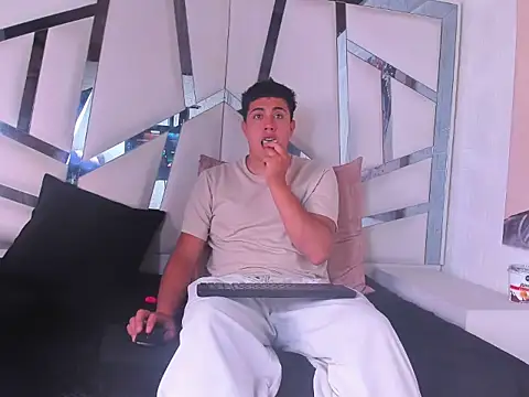 Emmaanddarling online show from November 17, 2025, 4:11 pm