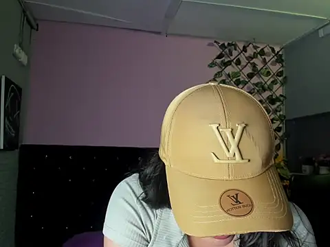 Dhany Naugthy  online show from November 7, 2025, 7:40 pm