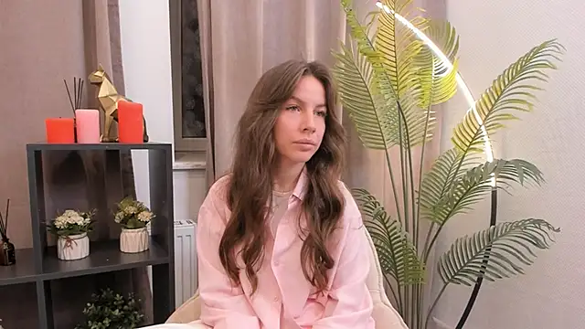 OtiliaNatiello online show from November 9, 2025, 2:43 pm