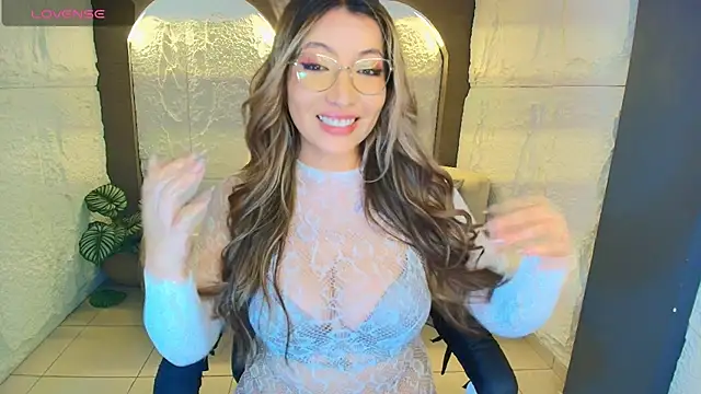 Snapshot of isabella__r chatting on June 10, 2026, 1:12 pm isabella r online show from June 10, 2026, 1:12 pm