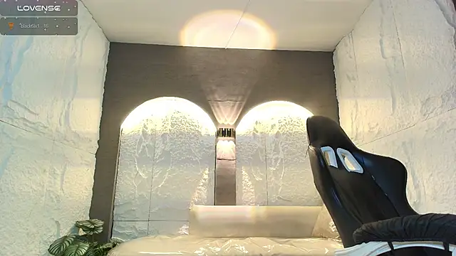 Snapshot of isabella__r chatting on June 28, 2026, 1:28 pm isabella r online show from June 28, 2026, 1:28 pm