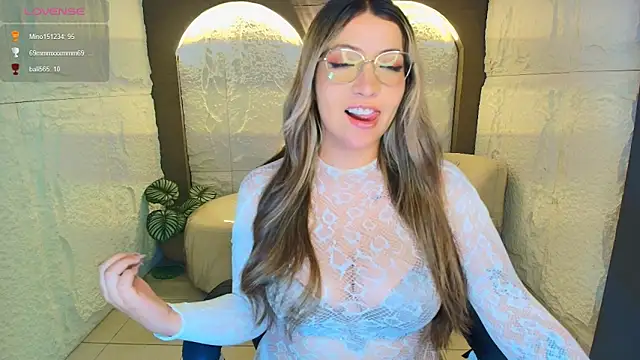 Snapshot of isabella__r chatting on June 11, 2026, 12:43 am isabella r online show from June 11, 2026, 12:43 am