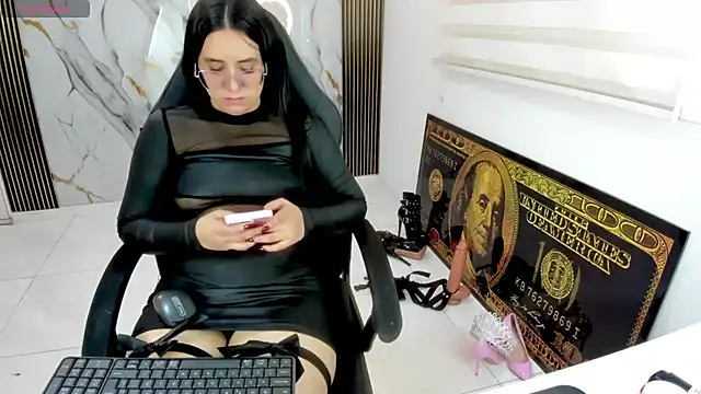 Snapshot of queen_findom1 chatting on August 5, 2026, 4:39 am queen findom1 online show from August 5, 2026, 4:39 am