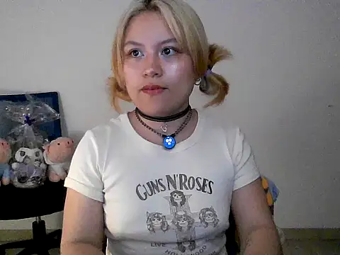 Snapshot of littlec4ke chatting on November 13, 2025, 2:26 am littlec4ke online show from November 13, 2025, 2:26 am