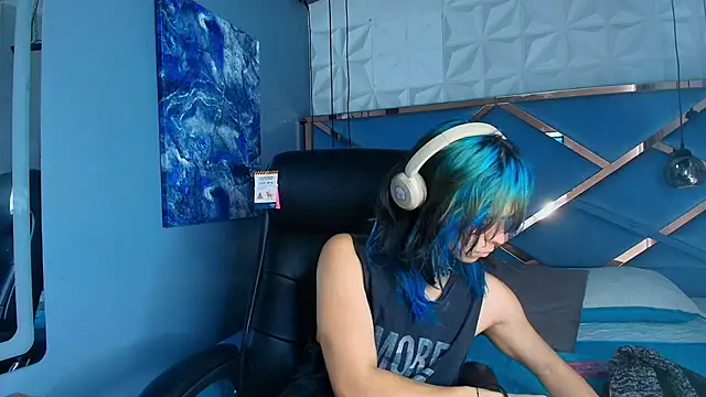 luxiel  online show from April 28, 2026, 9:30 pm