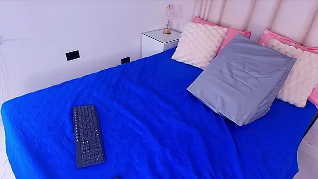 alanarose18 online show from February 12, 2026, 7:13 pm