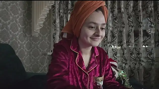 SweetLiaison online show from December 18, 2025, 4:55 pm