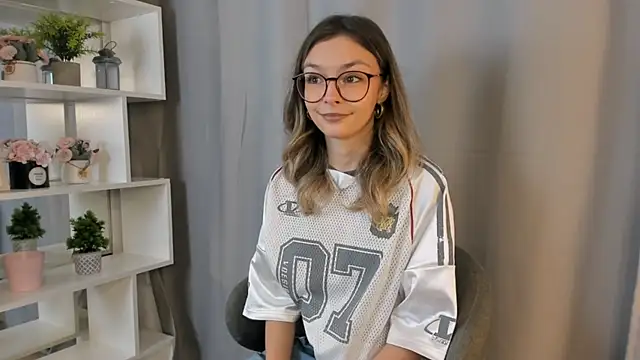 EvitaChant online show from November 9, 2025, 8:18 am