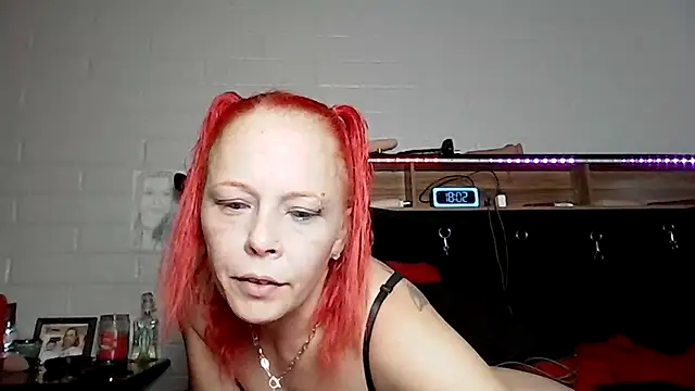 nikkibae33 online show from July 27, 2026, 1:01 am