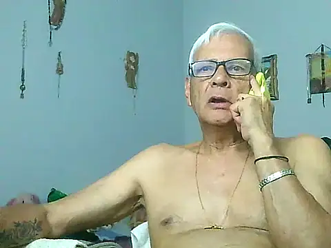 dirtysluttyfist online show from December 15, 2025, 7:20 pm