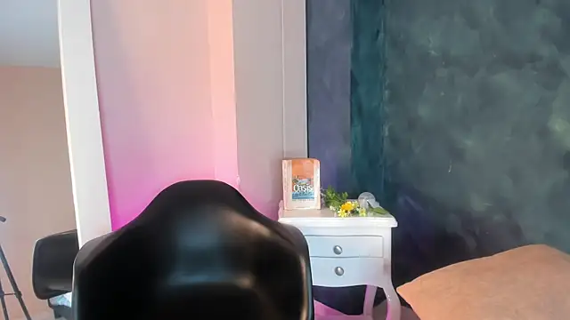 Snapshot of BellaRooux chatting on November 10, 2025, 2:44 pm BellaRooux online show from November 10, 2025, 2:44 pm