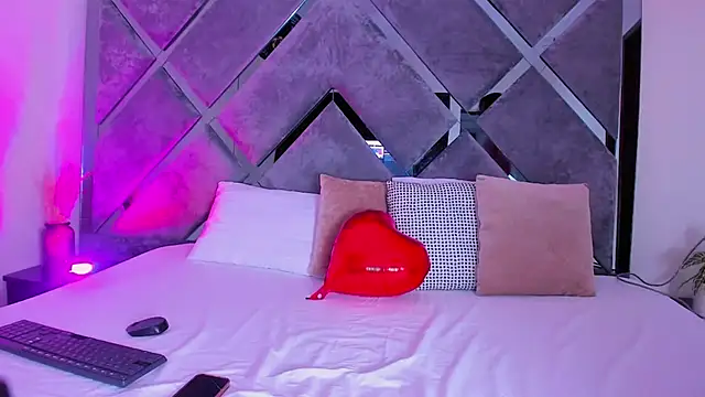 Snapshot of luciagray1 chatting on March 19, 2026, 12:43 am luciagray1 online show from March 19, 2026, 12:43 am