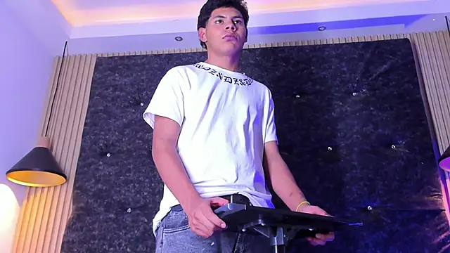 Tommy bigcock19 online show from November 9, 2025, 9:30 pm