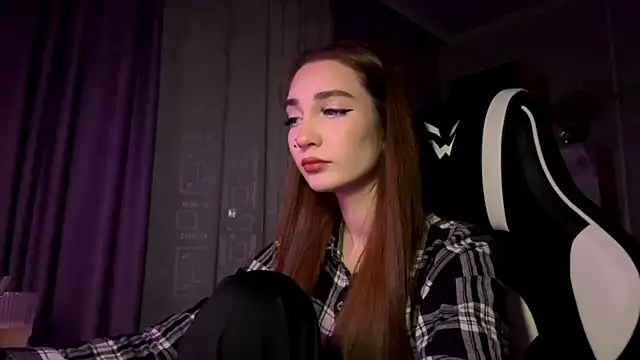 HollyPaw online show from November 30, 2025, 6:52 pm