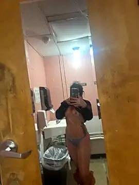 Snapshot of ValayaNoire chatting on November 9, 2025, 9:35 am ValayaNoire online show from November 9, 2025, 9:35 am