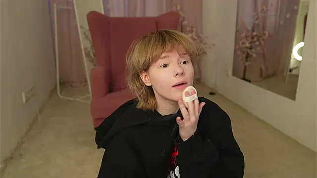 miccka   online show from November 9, 2025, 10:41 am