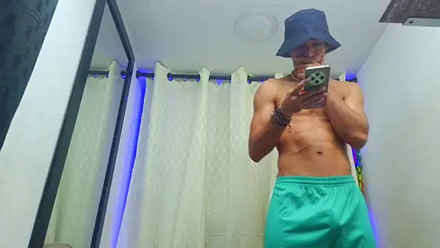 couple hot 00 online show from May 25, 2026, 11:03 pm