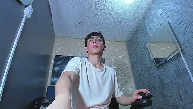 ElanGiraldo online show from April 28, 2026, 11:20 pm