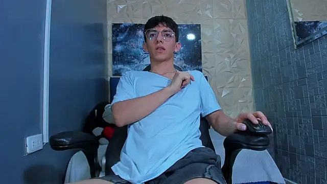 Snapshot of ElanGiraldo chatting on June 1, 2026, 11:15 pm ElanGiraldo online show from June 1, 2026, 11:15 pm