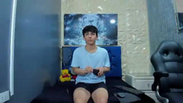 Snapshot of ElanGiraldo chatting on March 18, 2026, 11:48 pm ElanGiraldo online show from March 18, 2026, 11:48 pm