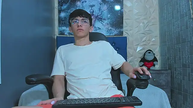 ElanGiraldo online show from May 7, 2026, 11:19 pm