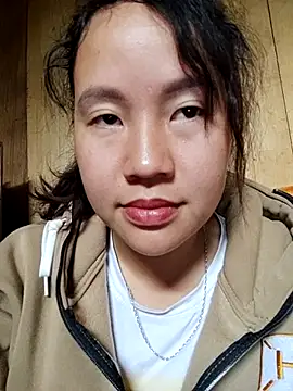 yelow-bee online show from November 10, 2025, 3:55 am